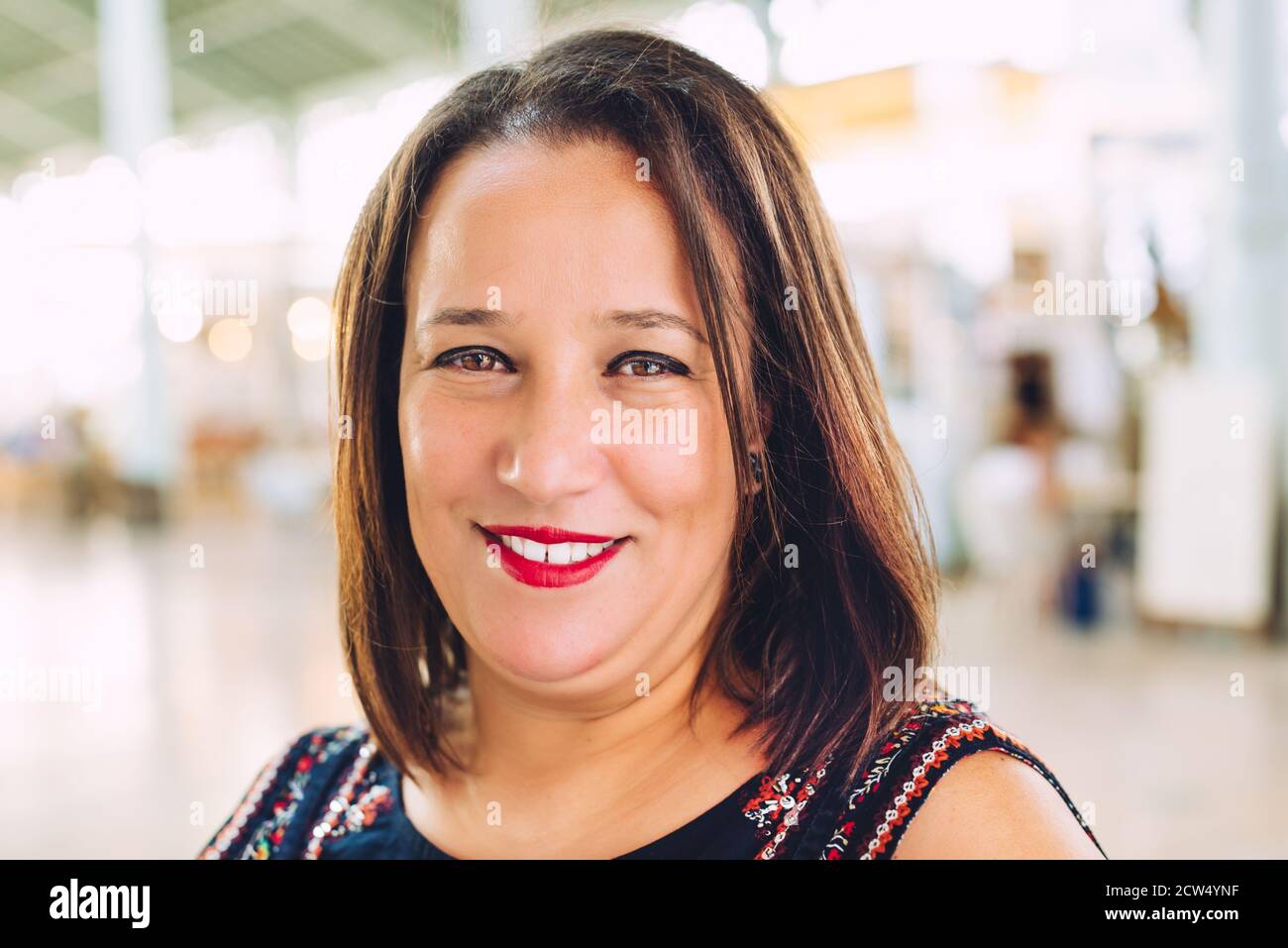 Reife muslimische Frau mit braunen Augen und bemalten Lippen ohne Hijab Blick auf die Kamera. Stockfoto