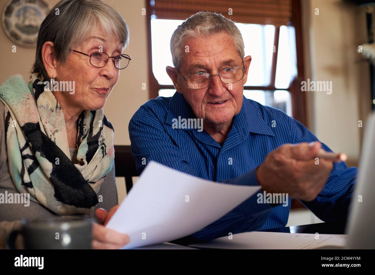 Seniorenpaar Zu Hause Überprüfung Der Persönlichen Finanzen Auf Laptop Stockfoto