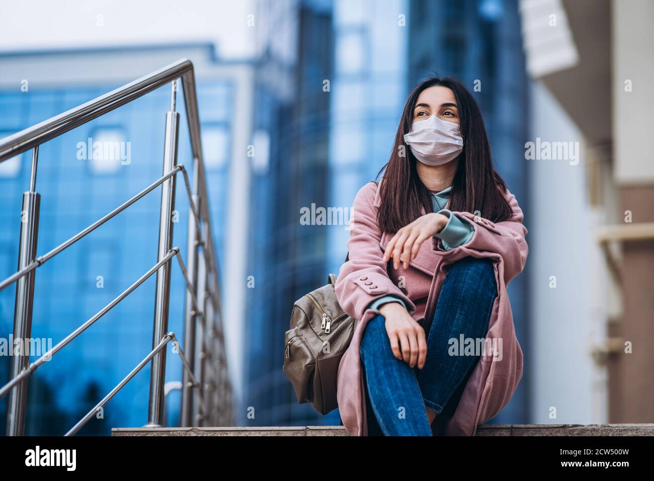 Frau in medizinischer Maske im Freien in der leeren Stadt. Gesundheitsschutz und Prävention von Virusausbruch, Coronavirus, COVID-19, Epidemie, Pandemie, infe Stockfoto