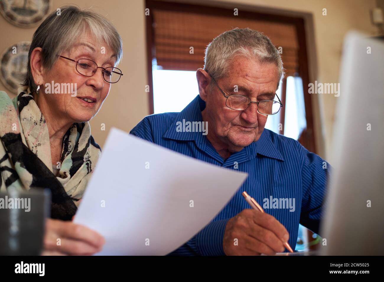 Seniorenpaar Zu Hause Überprüfung Der Persönlichen Finanzen Auf Laptop Stockfoto