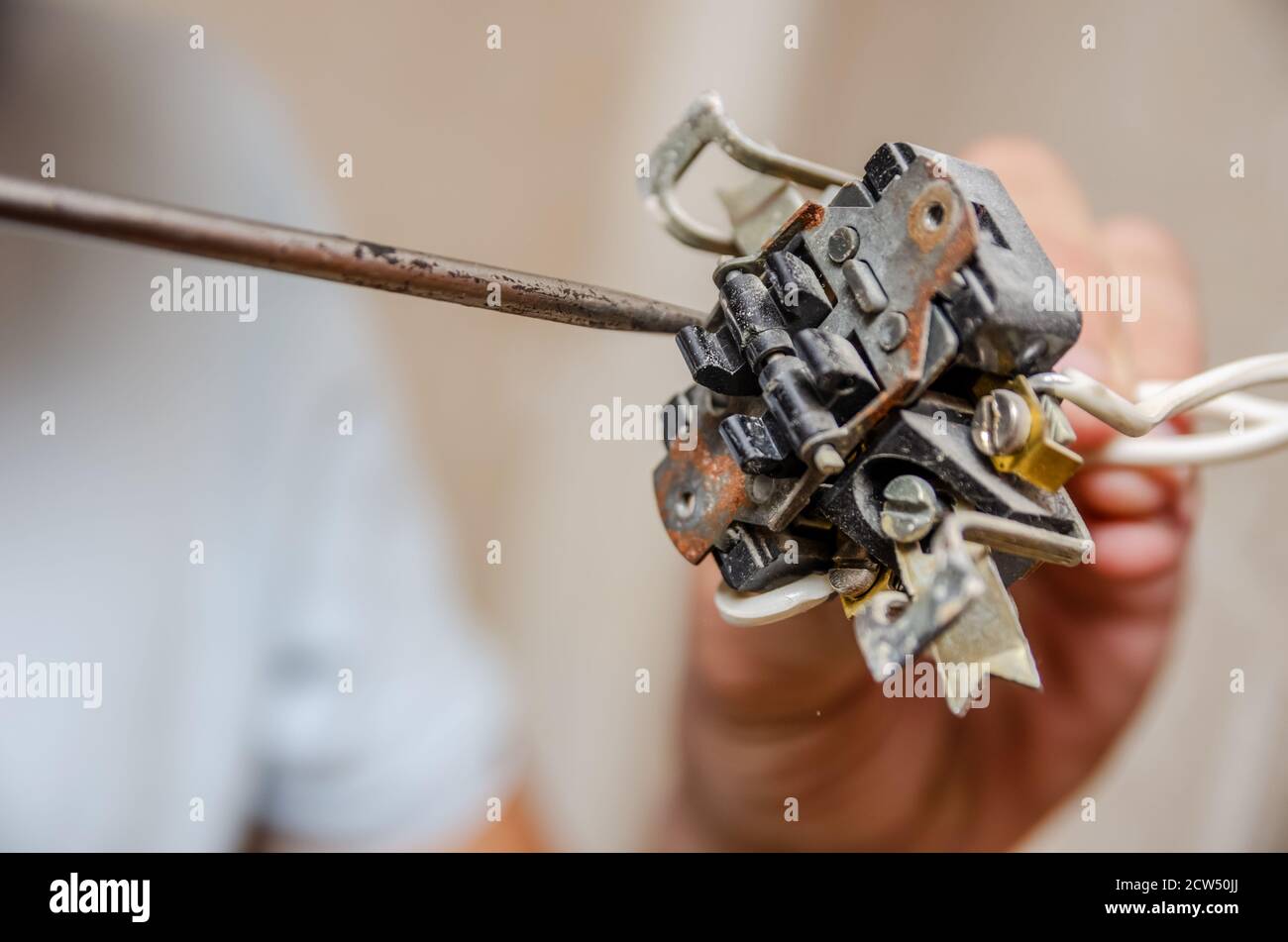 Elektriker Demontage Wandsteckdose im Neubau, Nahaufnahme Stockfoto