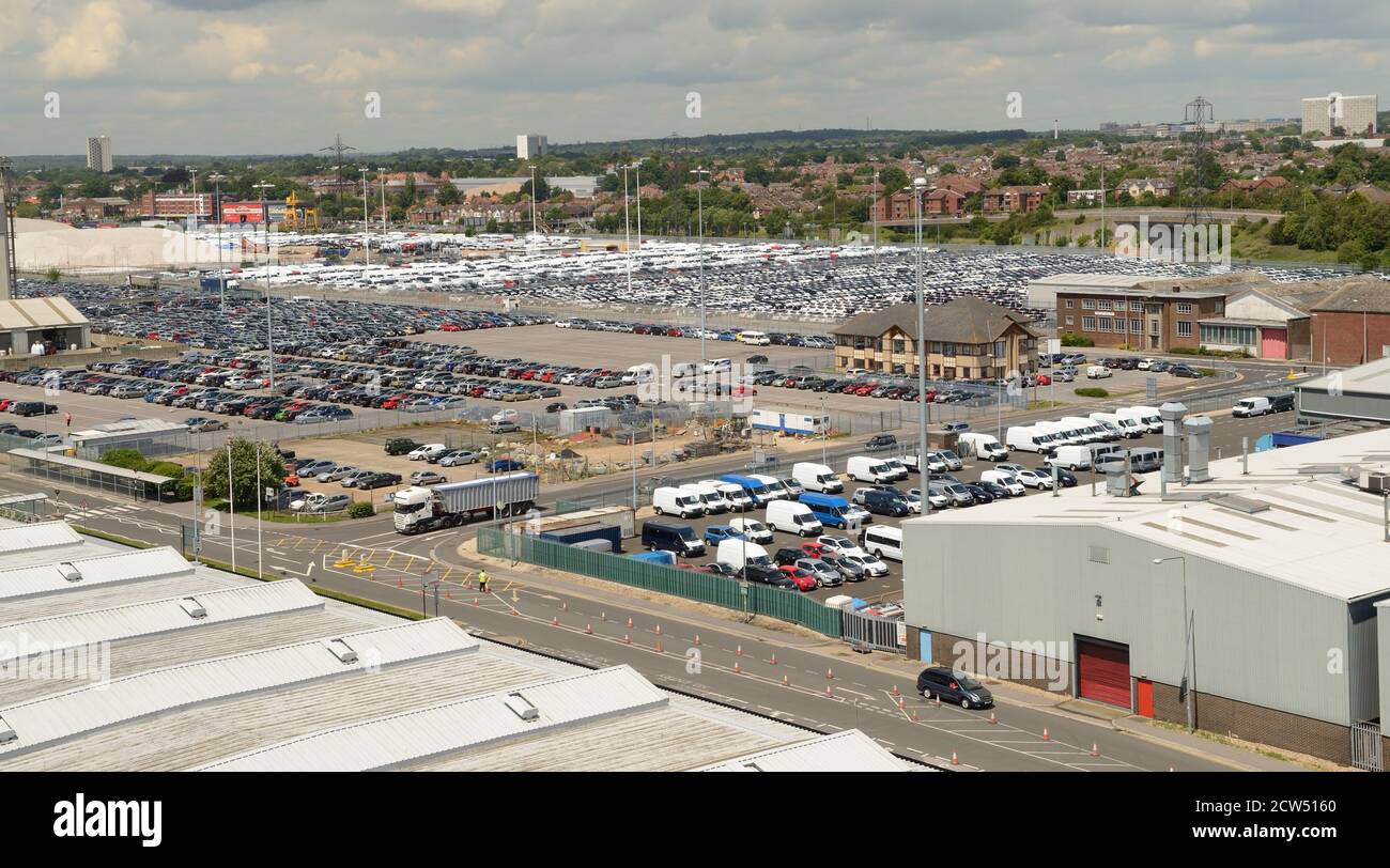 Sicherer Parkplatz neben einem Kreuzfahrtterminal in Southampton. Stockfoto