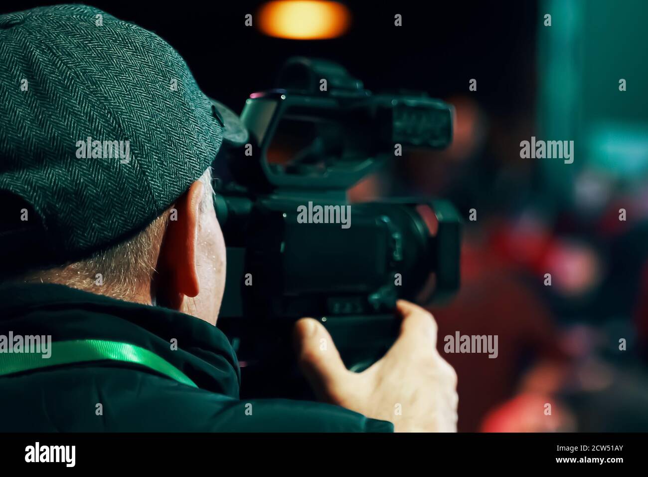 Kamerabediener. Professioneller Kameramann mit HD-Camcorder im Live-Fernsehen. TV-Reporter bei der Veranstaltung. In der Luft. Stockfoto