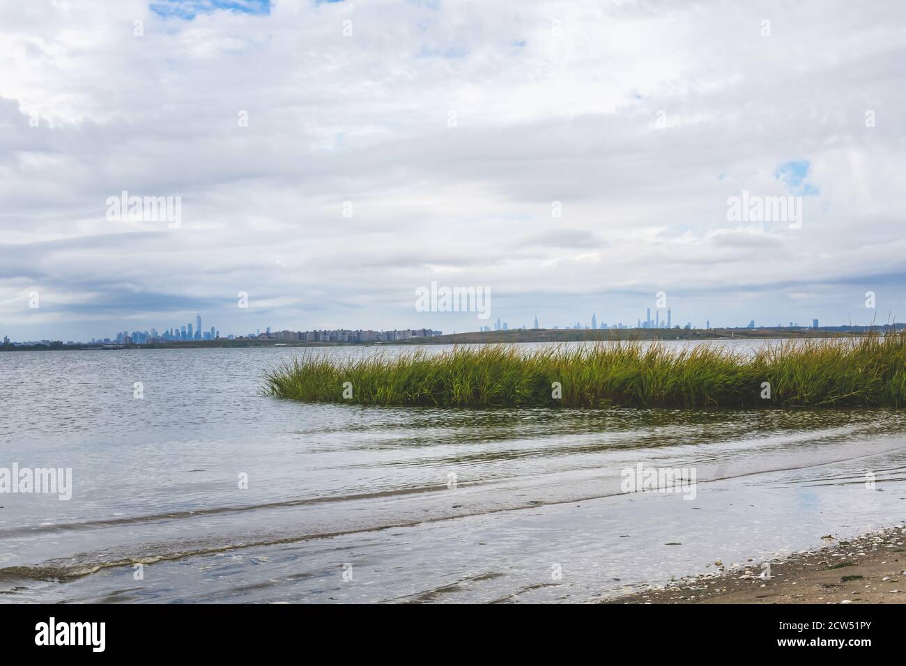 bucht mit Sand und Gras in Jamaica Bay Wildlife Refugium Mit nyc Hintergrund Stockfoto