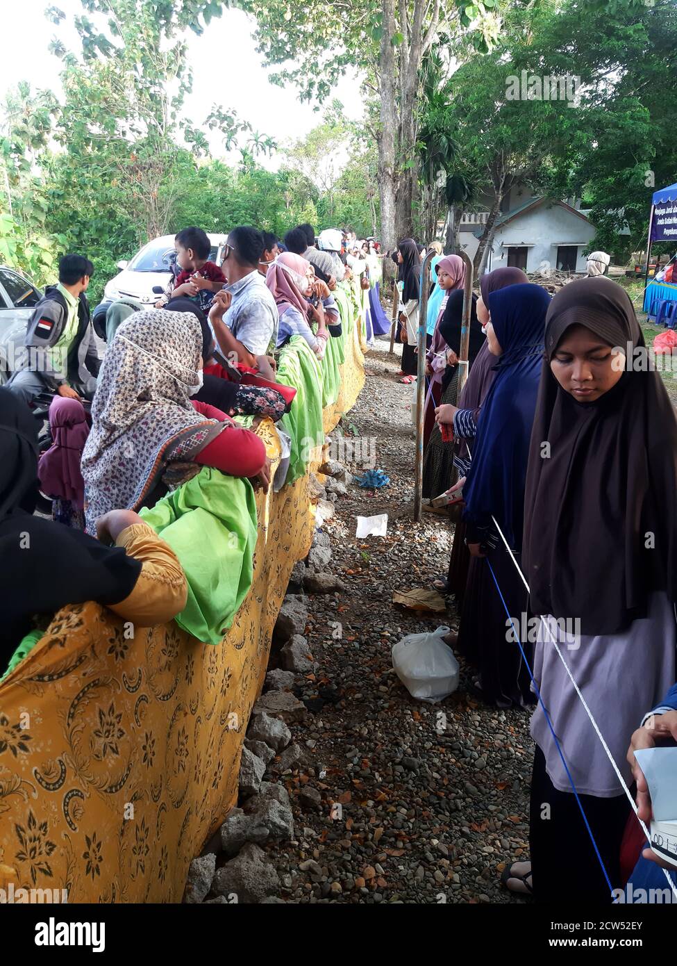 Eine Distanz während der COVID-19-Pandemie in der Atmosphäre eines Treffens zwischen Eltern und Studenten an der Islamischen Internatsschule Oemar Diyan, September 27 in Indrapuri, Aceh Besar, Indonesien. Stockfoto