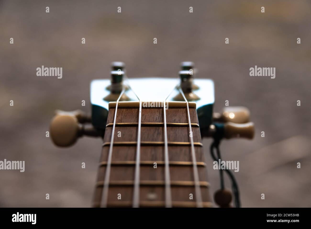 Nahaufnahme von Ukulele und Sand im Hintergrund. Stockfoto