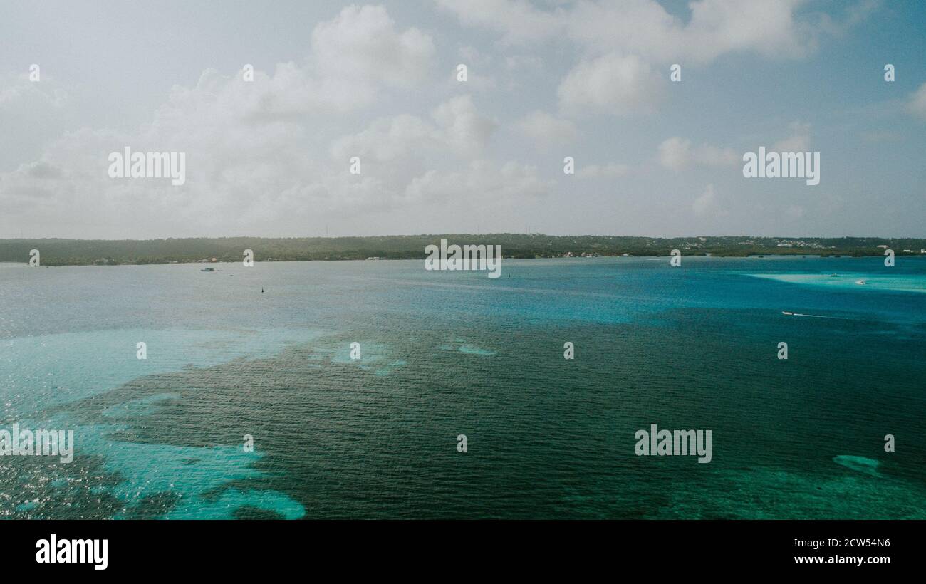 Drohnenblick über die karibik auf der Insel San Andres - Kolumbien Stockfoto