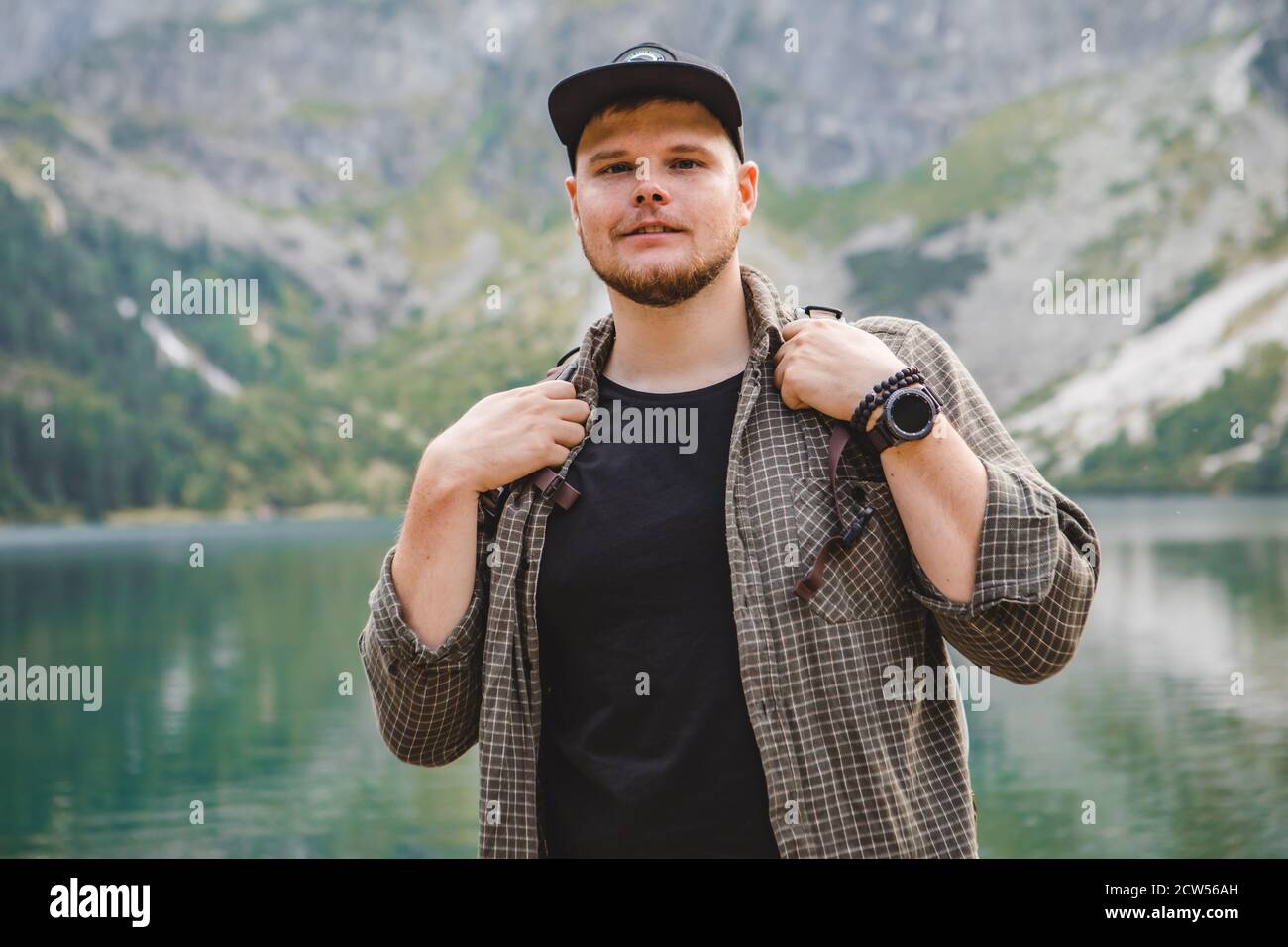 Portrait von starken Wanderer Mann vor der See in den Bergen Stockfoto