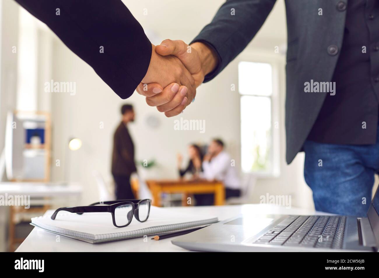 Nahaufnahme eines Handshake-Prozesses von zwei Geschäftsleuten, um einen erfolgreichen Abschluss zu sichern. Stockfoto