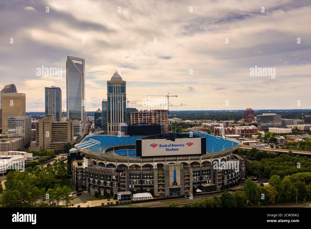 Die Skyline von Charlotte an einem bewölkten Tag mit der Carolina Panthers Bank of America Stadion im Vordergrund Stockfoto
