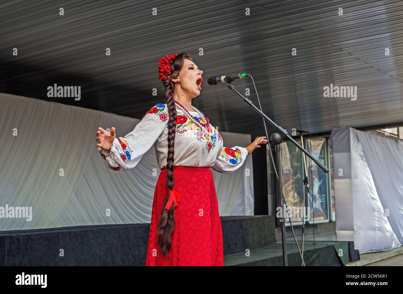 Dnipro, Ukraine - 21. August 2020: Frau in traditioneller ukrainischer Tracht singen emotional und sinnlich auf Folklore-Festival Stockfoto