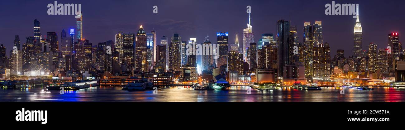 Wolkenkratzer von New York City, Skyline von Manhattan West bei Nacht beleuchtet. Erhöhter Panoramablick über den Hudson River. NYC, USA Stockfoto