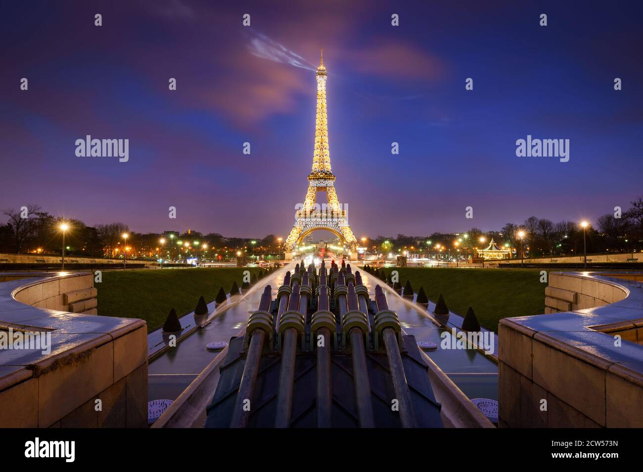 Der Eiffelturm beleuchtet in der Nacht mit Lichtstrahlen. Trocadero, Champs-de-Mars, Paris Stockfoto