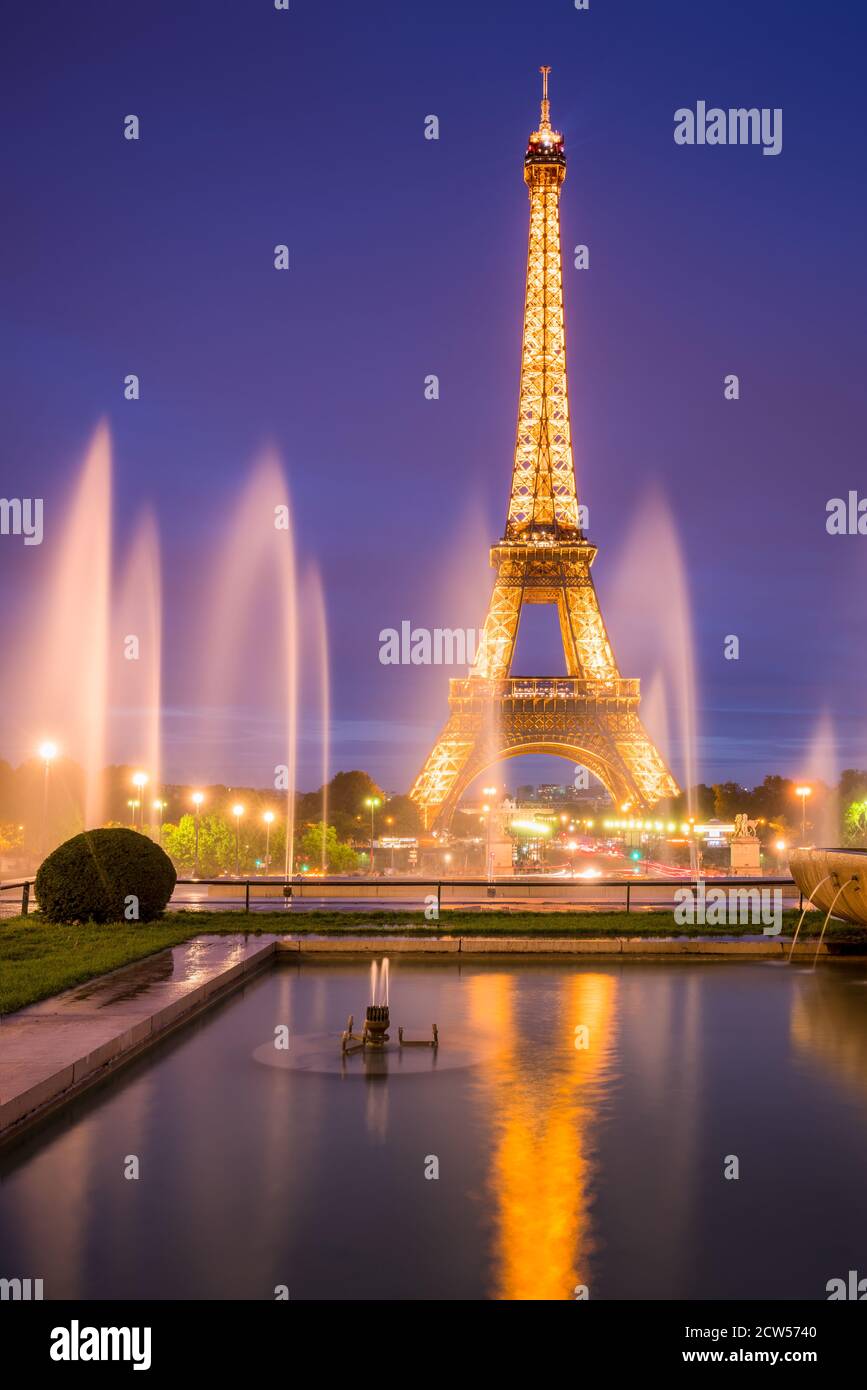 Der Eiffelturm beleuchtet in der Nacht mit den Brunnen des Trocadero. Champs-de-Mars, Paris (75) Stockfoto