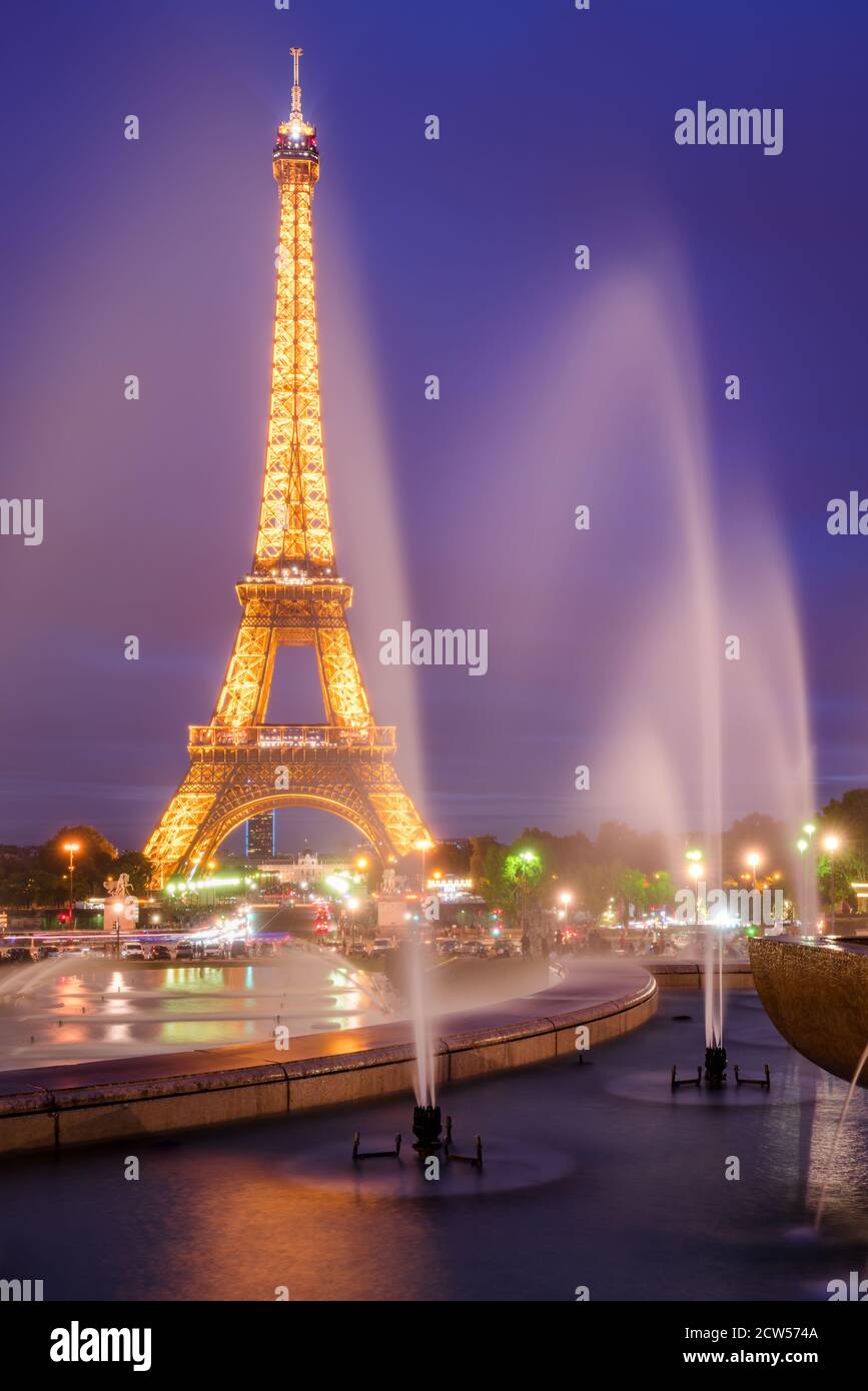 Der Eiffelturm beleuchtet in der Nacht mit den Brunnen des Trocadero. Champs-de-Mars, Paris (75) Stockfoto