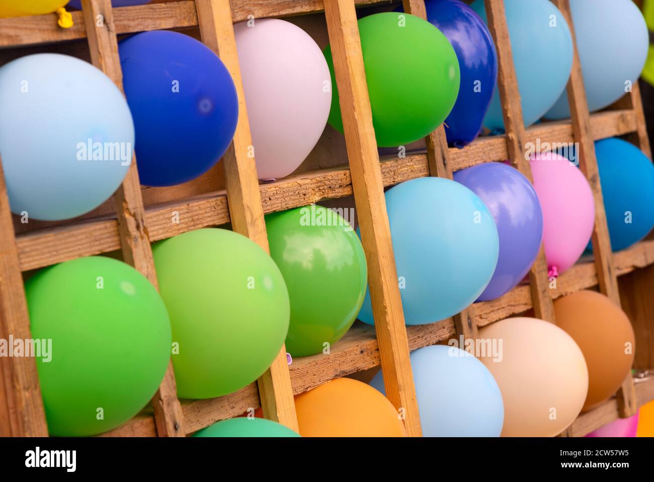 Bunte Luftballons in Holzzellen. Hintergrund aus Farbballons Stockfoto