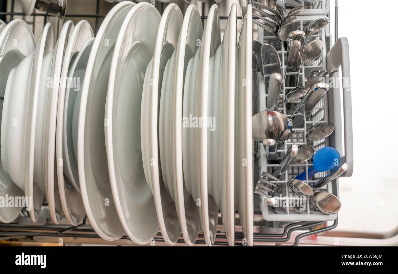 Spülmaschine, voll, mit gereinigtem Geschirr, Besteck, Kochutensilien, Stockfoto
