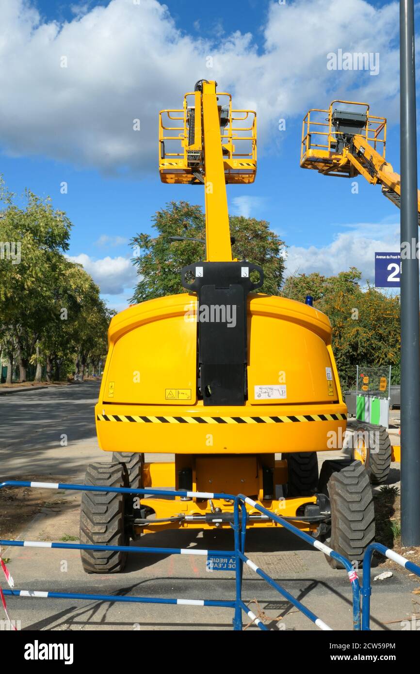 RIS orangis, Frankreich. September 26. 2020. Baumaschine. Luftbühne für Arbeiter, die in der Höhe an Gebäuden arbeiten. Stockfoto