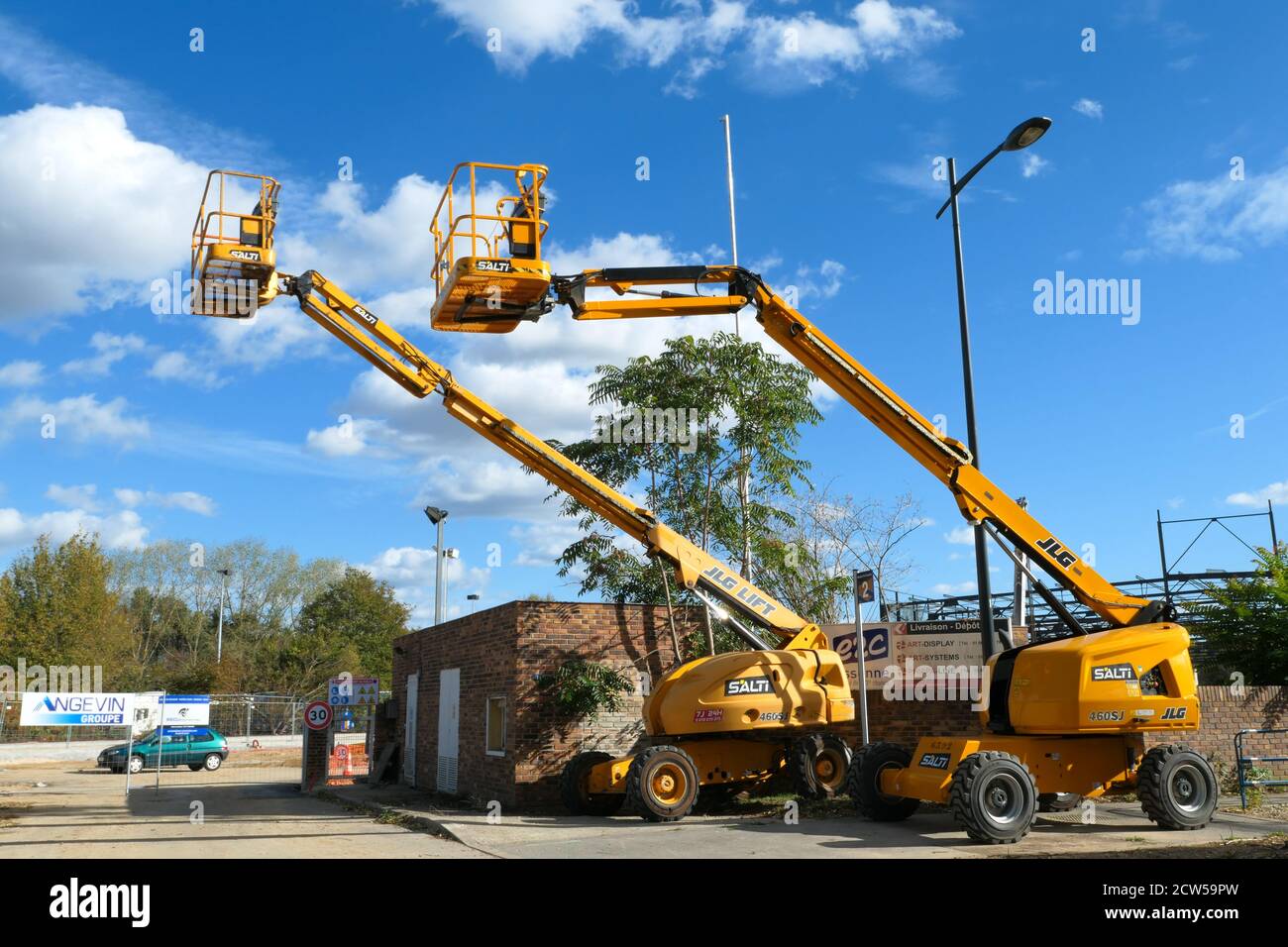 RIS orangis, Frankreich. September 26. 2020. Baumaschine. Luftbühne für Arbeiter, die in der Höhe an Gebäuden arbeiten. Stockfoto