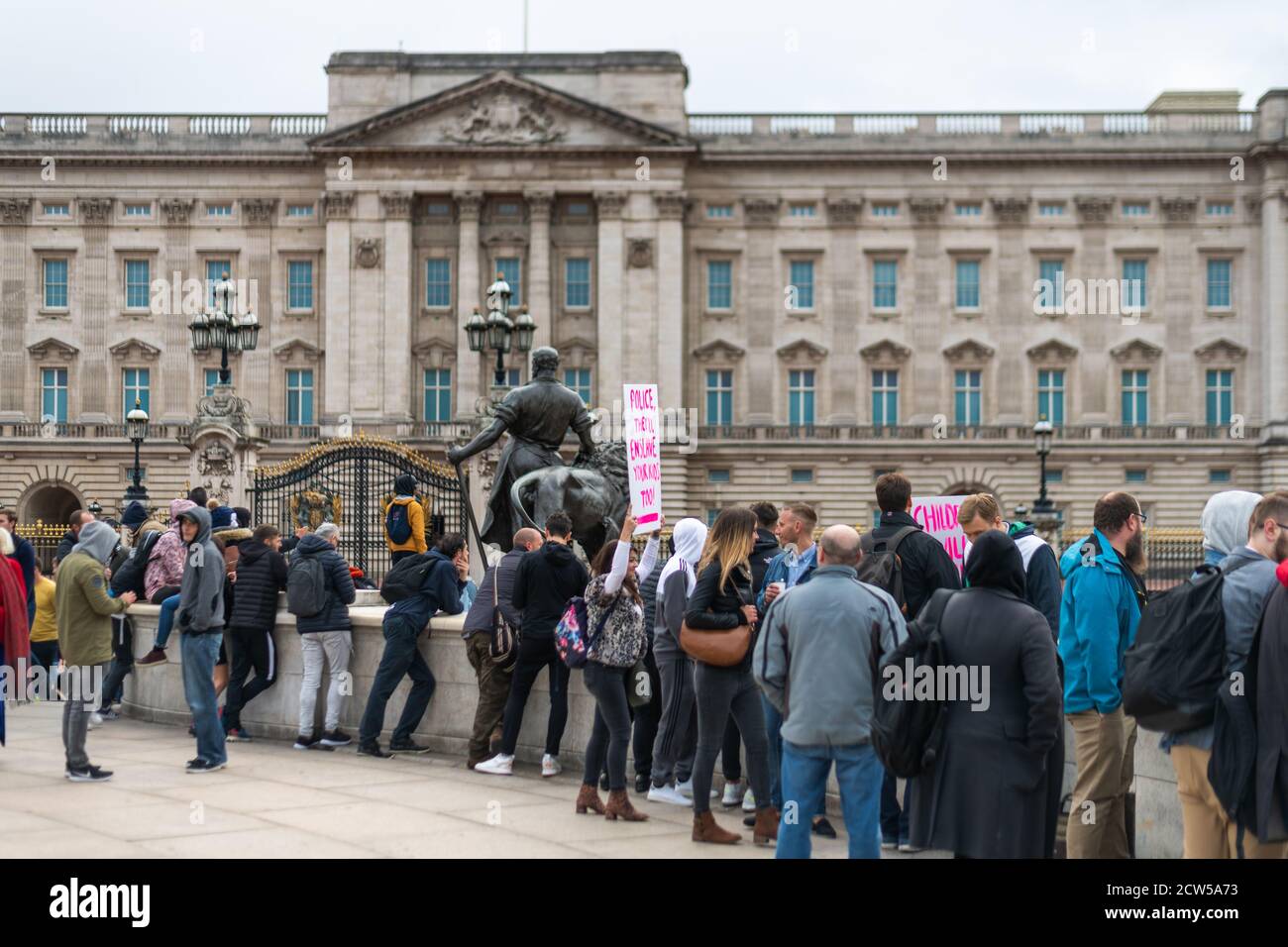 London, Großbritannien - 26. September 2020: Friedlicher Protest gegen die Maske vor dem Buckingham Palace Westminster in London mit Polizei und Protestierenden Stockfoto