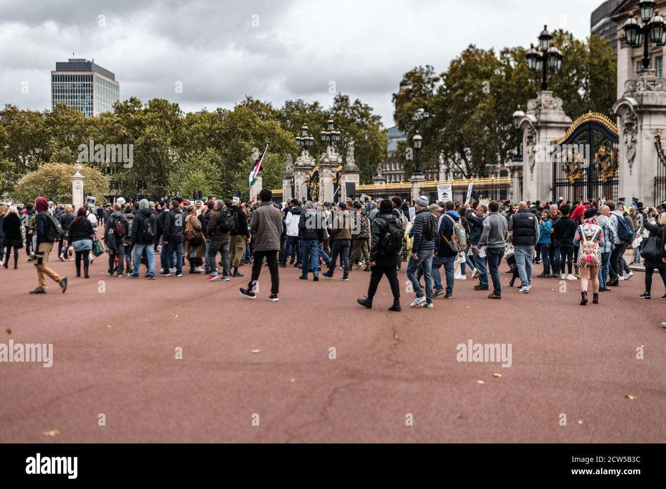 London, Großbritannien - 26. September 2020: Friedlicher Protest gegen die Maske vor dem Buckingham Palace Westminster in London mit Polizei und Protestierenden Stockfoto
