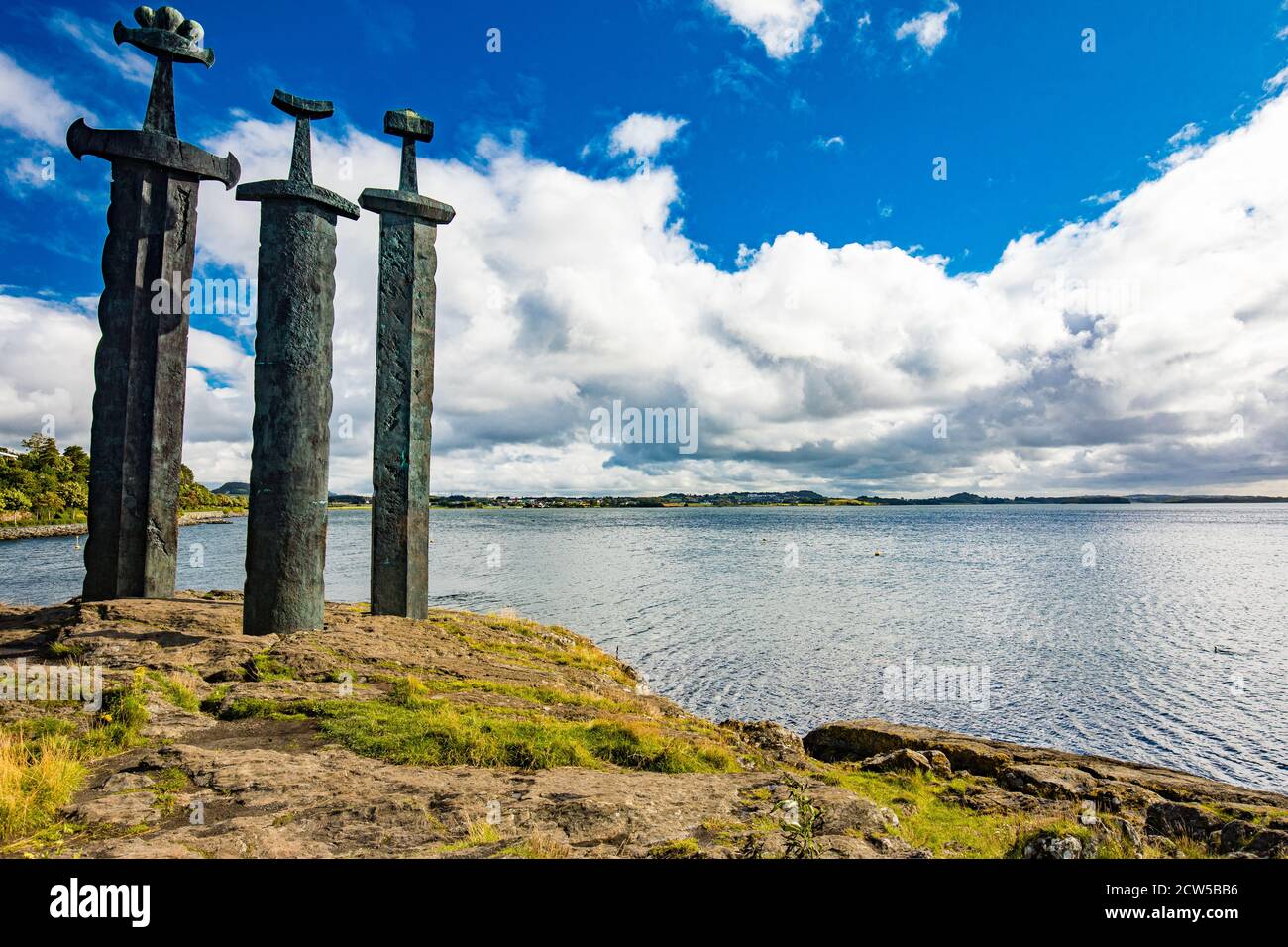 Mollebukta Bay Panorama mit Schwertern in Rock Denkmal zur Erinnerung an Schlacht Hafrsfjord Stavanger Rogaland Norwegen Skandinavien Stockfoto