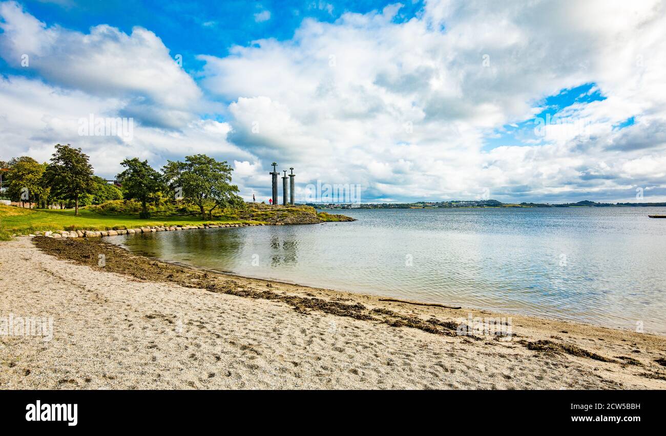 Mollebukta Bay Panorama mit Schwertern in Rock Denkmal zur Erinnerung an Schlacht Hafrsfjord Stavanger Rogaland Norwegen Skandinavien Stockfoto