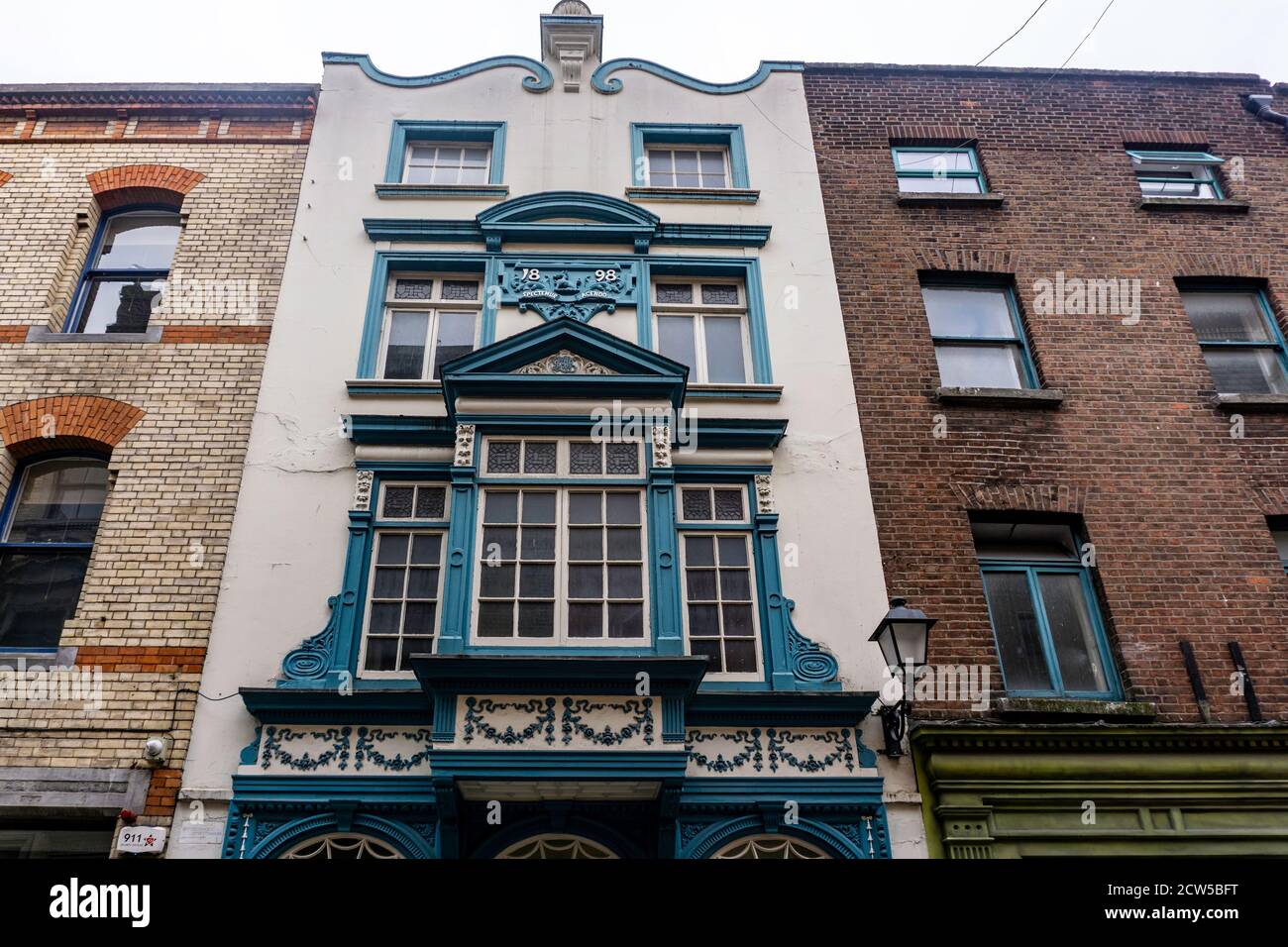 In Angelsea Street, Dublin, Irland, ein terrassenförmig angelegtes vierstöckiges, vierstöckiges Gebäude über dem Keller, um 1740 erbaut, 1898 renoviert, jetzt als Büros genutzt. Stockfoto