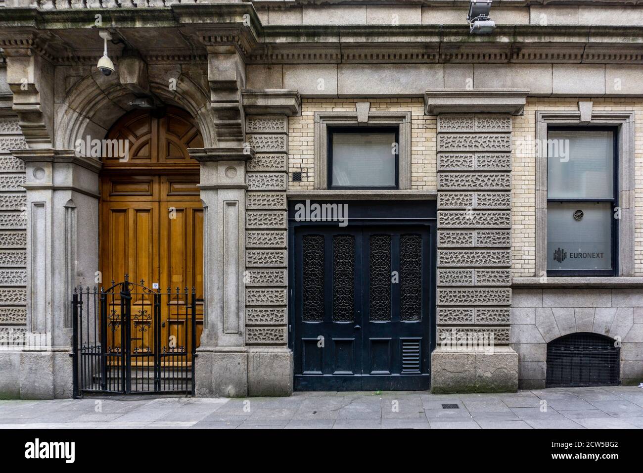 Der Eingang zur irischen Börse in der Angelsea Street. Dublin, Irland. Existiert seit 1793. Sie ist jetzt Teil der Euronext-Fraktion. Stockfoto