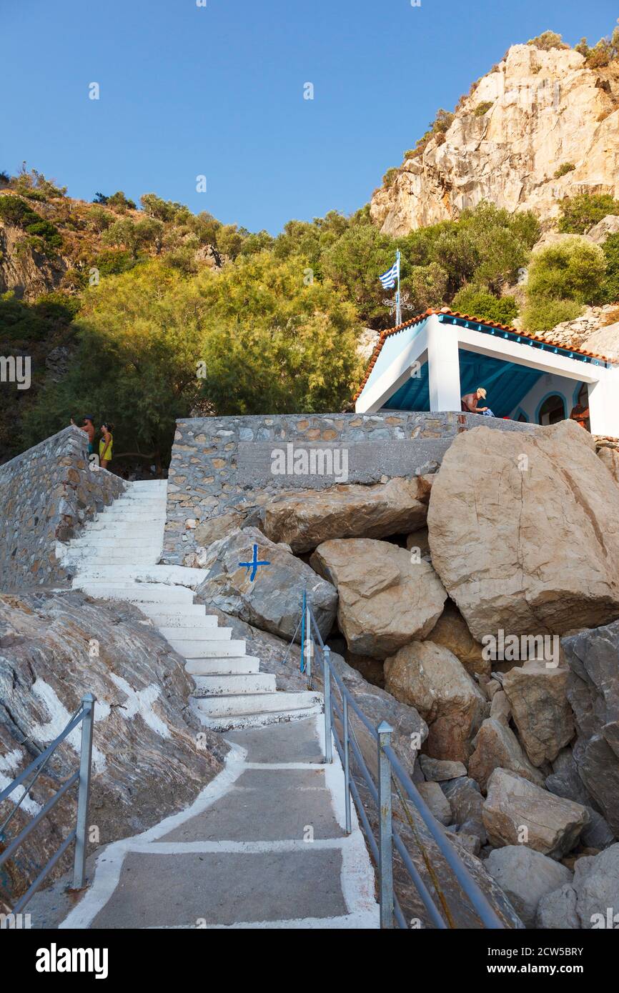 Wir erreichen Panagia Kryfti (Versteckte Jungfrau Maria), eine malerische Kapelle, die praktisch unter hohen Felsen versteckt ist, in der Nähe des Dorfes Plomari auf der griechischen Insel Lesvos Stockfoto