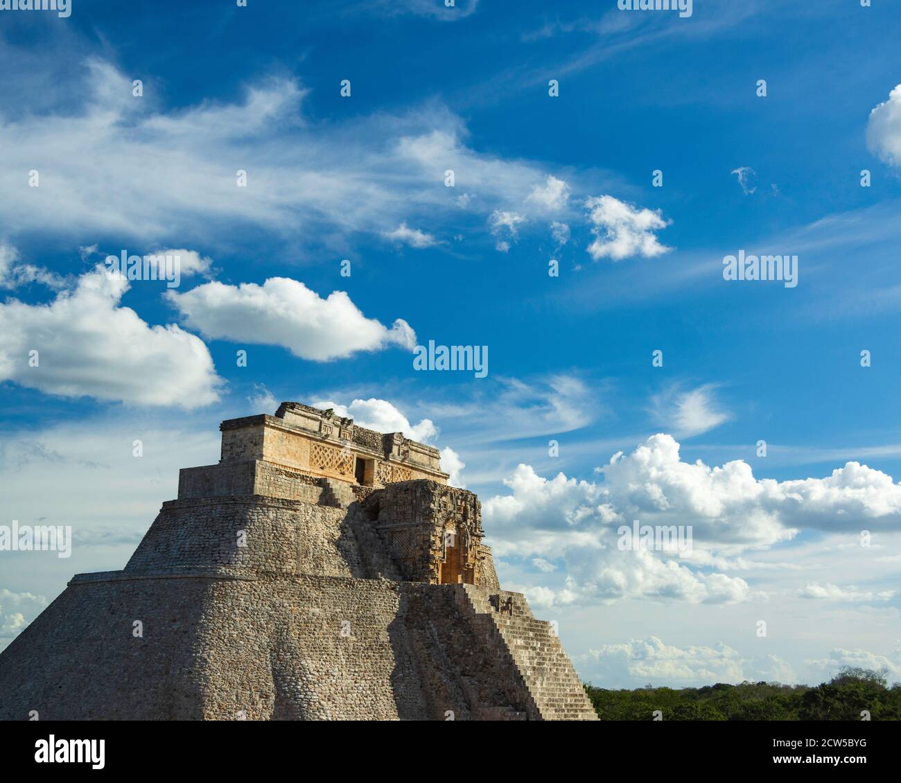 Die Pyramide des Magiers in den Maya-Ruinen von Uxmal, einem UNESCO-Weltkulturerbe, im mexikanischen Bundesstaat Yucatán Stockfoto