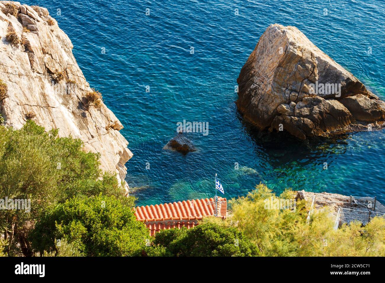 Wir erreichen Panagia Kryfti (Versteckte Jungfrau Maria), eine malerische Kapelle, die praktisch unter hohen Felsen versteckt ist, in der Nähe des Dorfes Plomari auf der griechischen Insel Lesvos Stockfoto