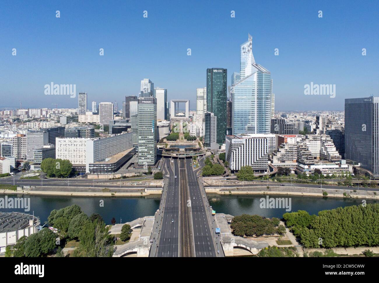 Pariser Straße in Richtung La Grande Arche und moderne Bürogebäude in La Defense, Paris, Frankreich (Luftaufnahme) Stockfoto
