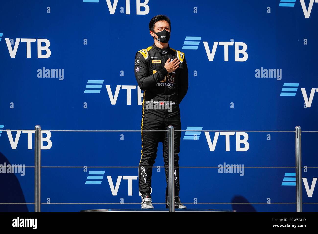 Sotschi, Russland. September 2020. 03 Zhou Guanyu (chn), Uni-Virtuosi, Dallara F2 2018, Portrait Podium während der 10. Runde der 2020 FIA Formel 2 Meisterschaft vom 25. Bis 27. September 2020 auf dem Sotschi Autodrom, in Sotschi, Russland - Foto Antonin Vincent / DPPI Kredit: LM/DPPI/Antonin Vincent/Alamy Live News Kredit: Gruppo Editoriale LiveMedia/Alamy Live News Stockfoto