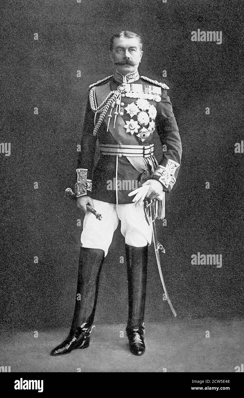 HORATIO HERBERT KITCHENER (1850-1916) in Irland geborener hochrangiger Offizier der britischen Armee in Kleid Uniform im Juli 1910 Stockfoto