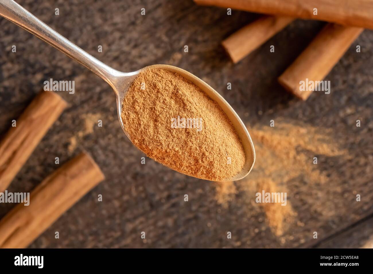 Ceylon Zimtpulver auf einem Metalllöffel, Draufsicht Stockfoto