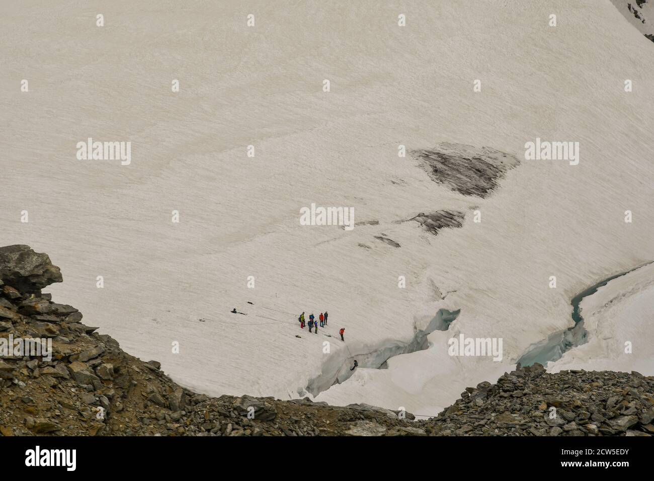Eine Seilkletterparty auf dem mehrjährigen Gletscher des Mont Blanc Massivs Klettern in eine Spalte, Alpen, Courmayeur, Aostatal, Italien Stockfoto