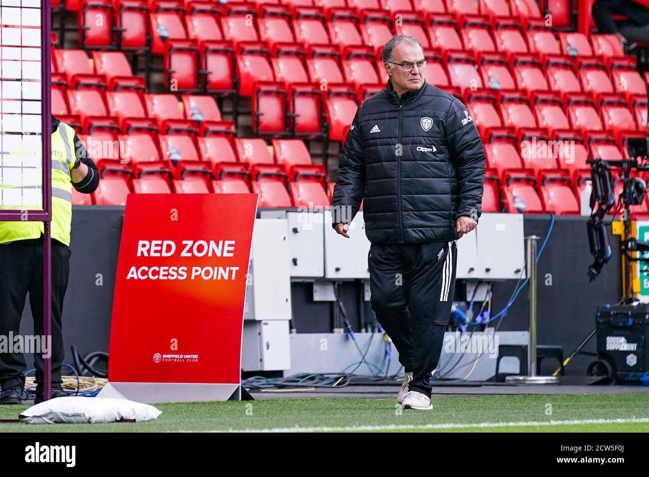 Sheffield, Großbritannien. September 2020. Marcelo Bielsa von Leeds United (Cheftrainer) während der englischen Meisterschaft Premier League Fußballspiel zwischen Sheffield United und Leeds United am 27. September 2020 in Bramall Lane in Sheffield, England - Foto Malcolm Bryce / ProSportsImages / DPPI Kredit: LM/DPPI/Malcolm Bryce/Alamy Live News Stockfoto