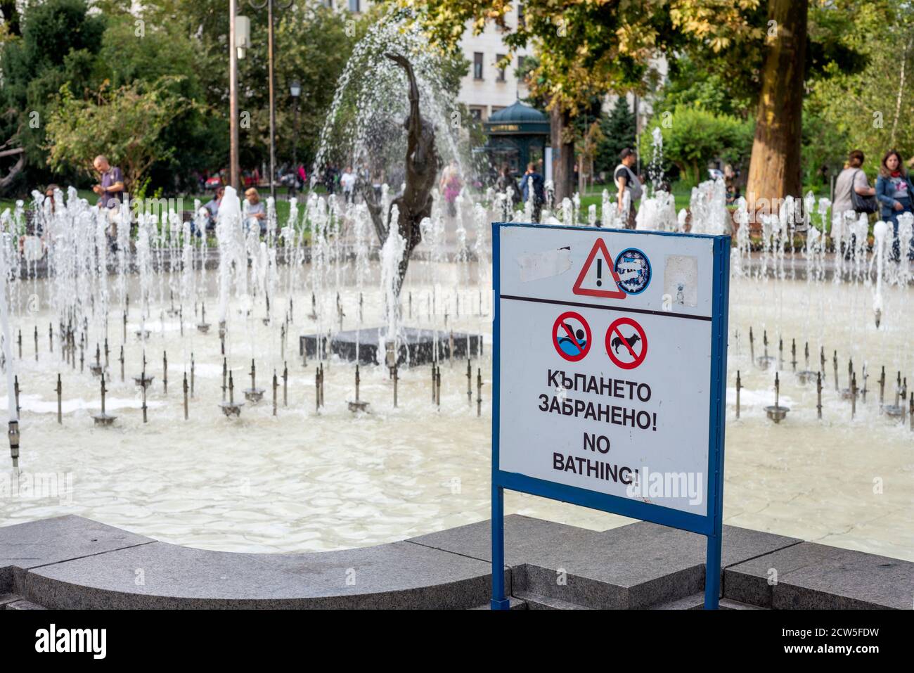Kein Badewarnschild an einem öffentlichen Brunnen in der Innenstadt Sofia Bulgarien Stockfoto