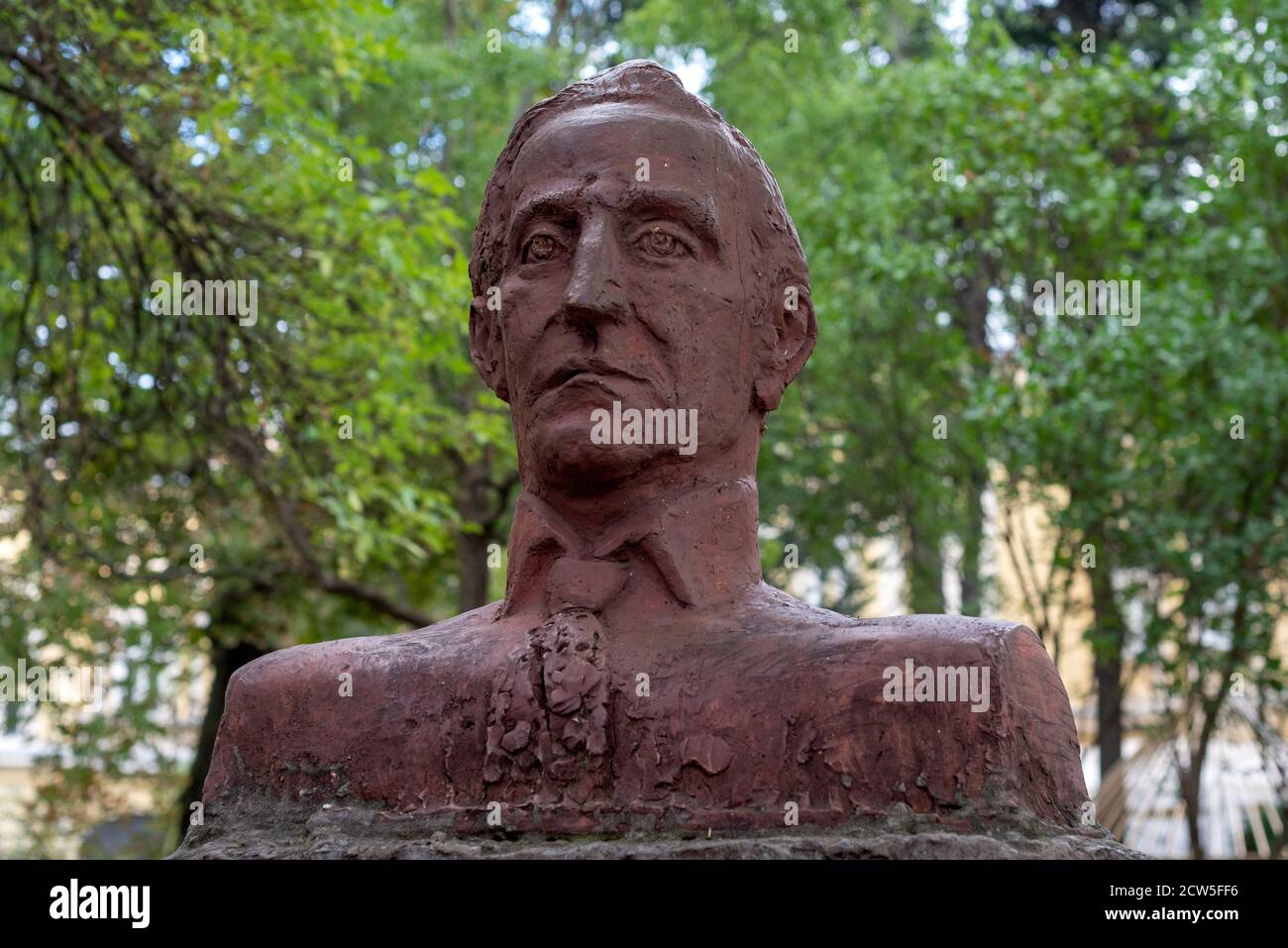 Marcel Duchamp Büste und Skulptur aus rotem Stein des Künstlers Georgi Donov im Königlichen Garten von Sofia Bulgarien, Osteuropa, Balkan, EU Stockfoto