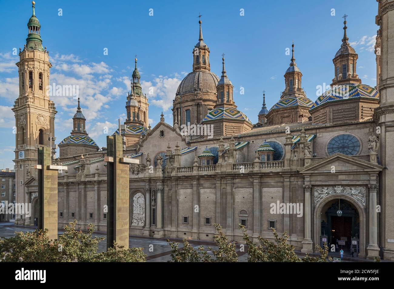 Panoramablick auf die Fassade der Kathedrale-Basilika von Nuestra Señora del Pilar in der Stadt Zaragoza, Aragon, Spanien, Europa Stockfoto