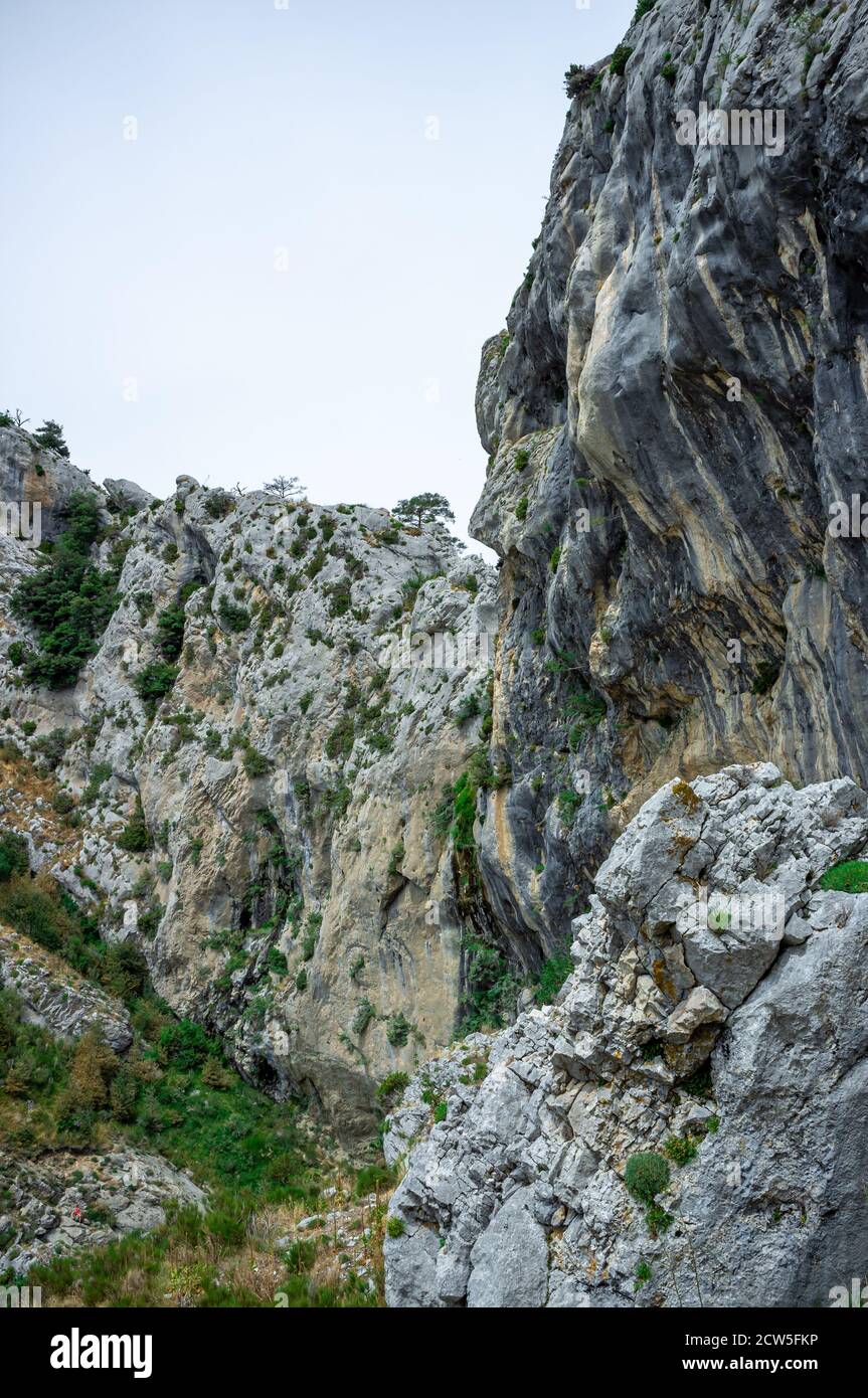 Am Wasserfall im Hintergrund der französischen Riviera im Sommer Stockfoto