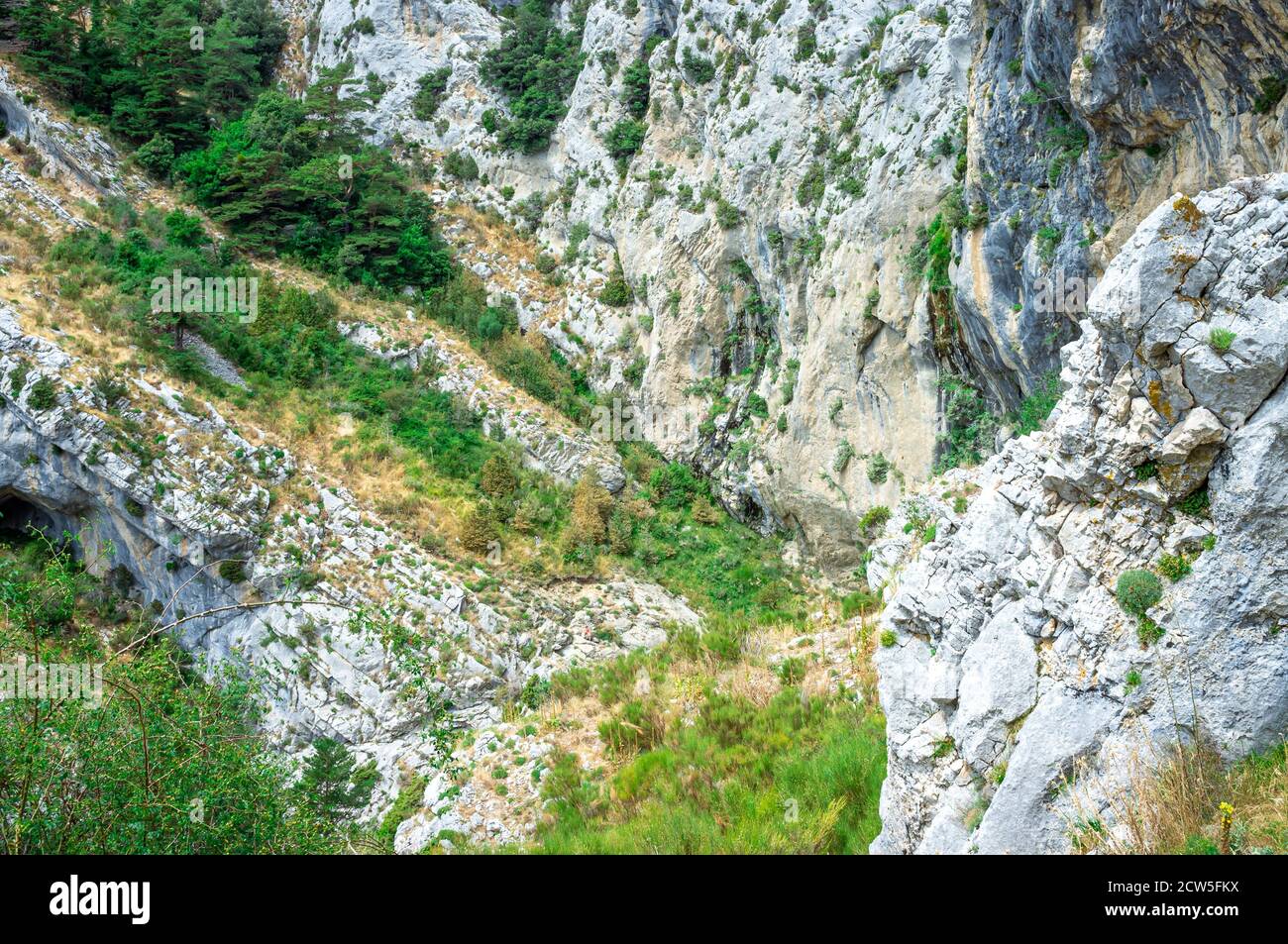 Am Wasserfall im Hintergrund der französischen Riviera im Sommer Stockfoto