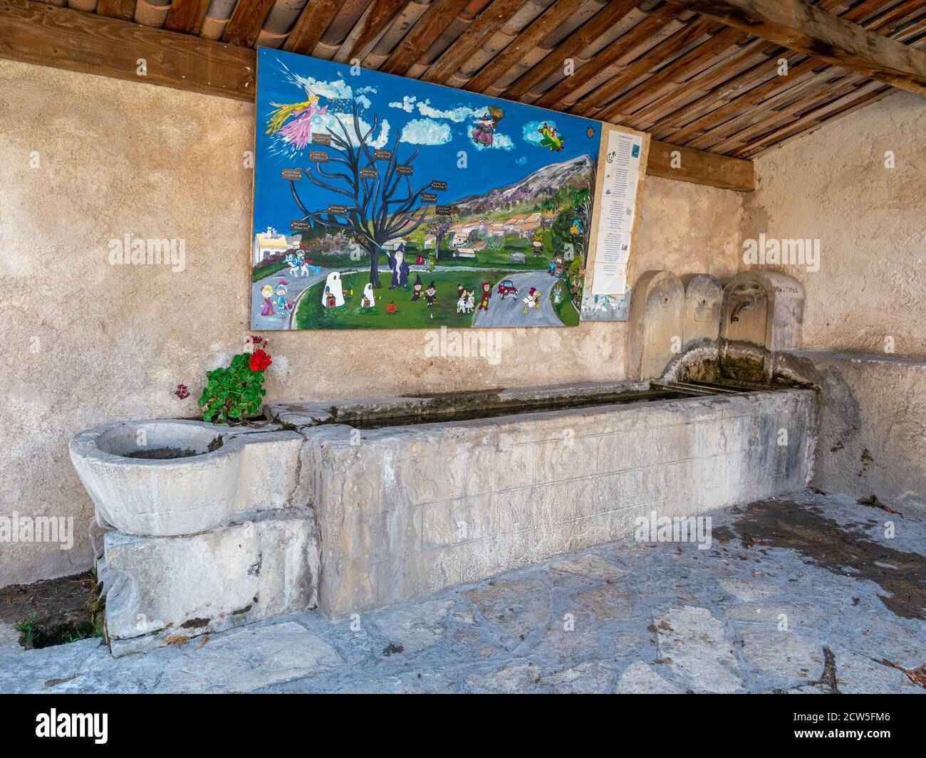 Traditioneller Brunnen in einem kleinen Dorf im provenzalischen Backcountry im Sommer Stockfoto