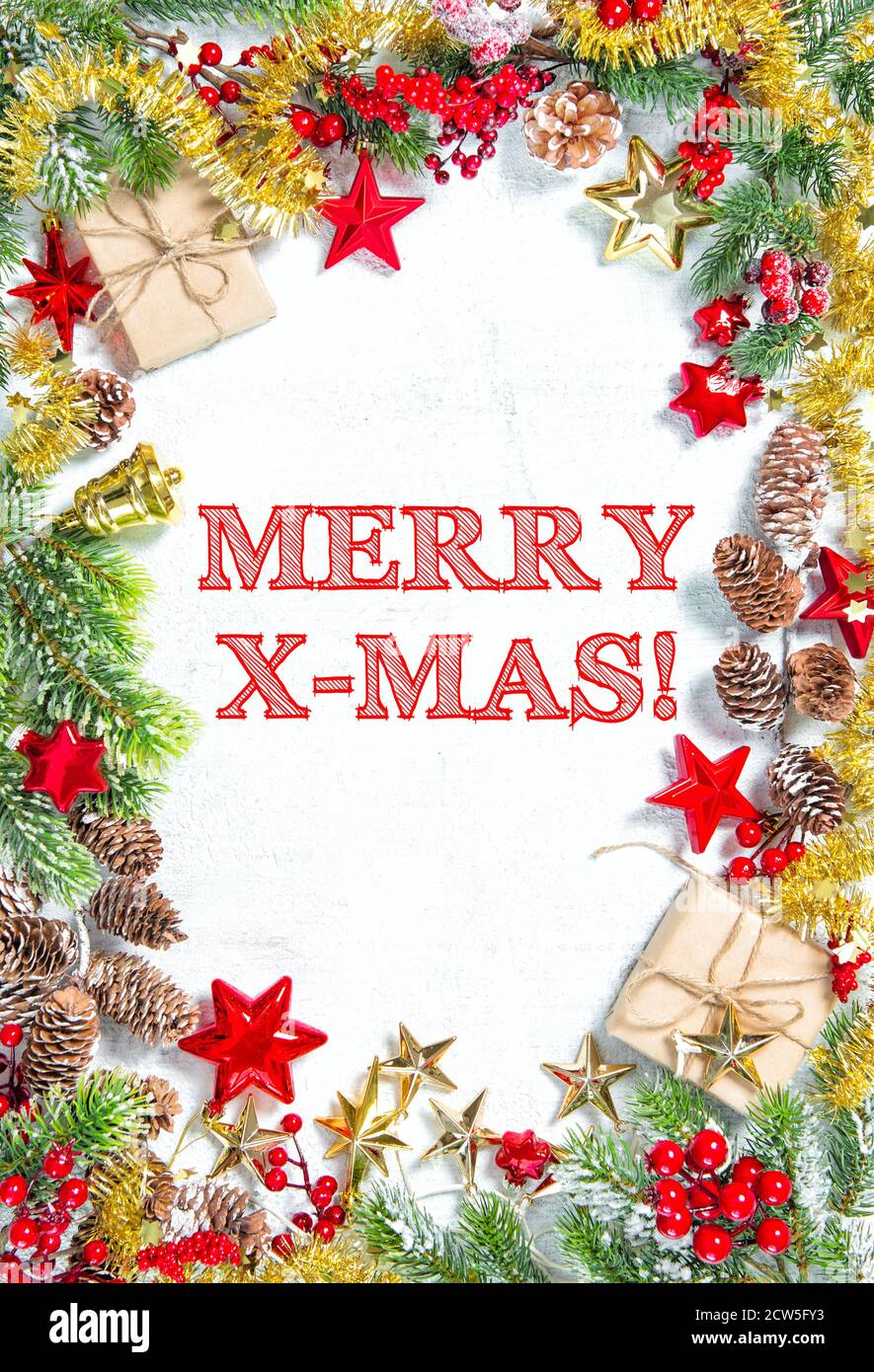 Frohe Weihnachten! Weihnachtsbaum mit goldroter Dekoration Stockfoto