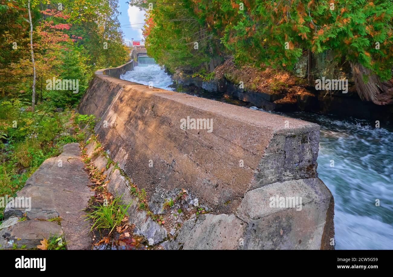 Betonschleuse gebaut, um die Bewegung von Baumstämmen auf dem Kennisis River in der Nähe Buttermilk Falls in Haliburton County zu erleichtern. Stockfoto