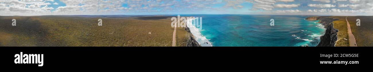 Flinders Chase National Park in Kangaroo Island. Erstaunliche Luftaufnahme der Straße und Küste von Drohne an einem sonnigen Tag. Stockfoto