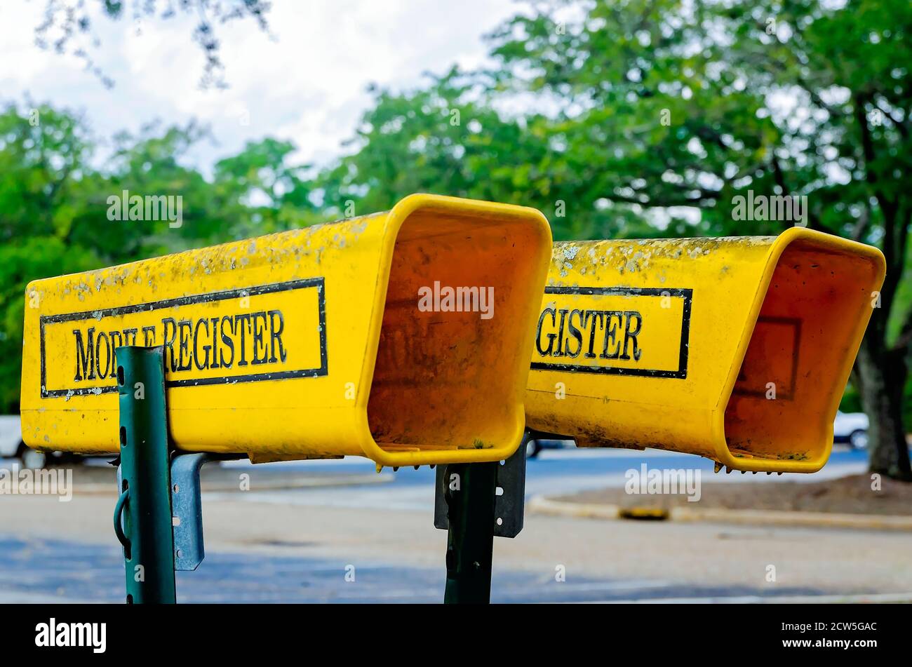 Zeitungshalter bieten Steckdosen für die Postzustellung des Mobile Register, einer lokalen Tageszeitung, 26. September 2020, in Mobile, Alabama. Stockfoto