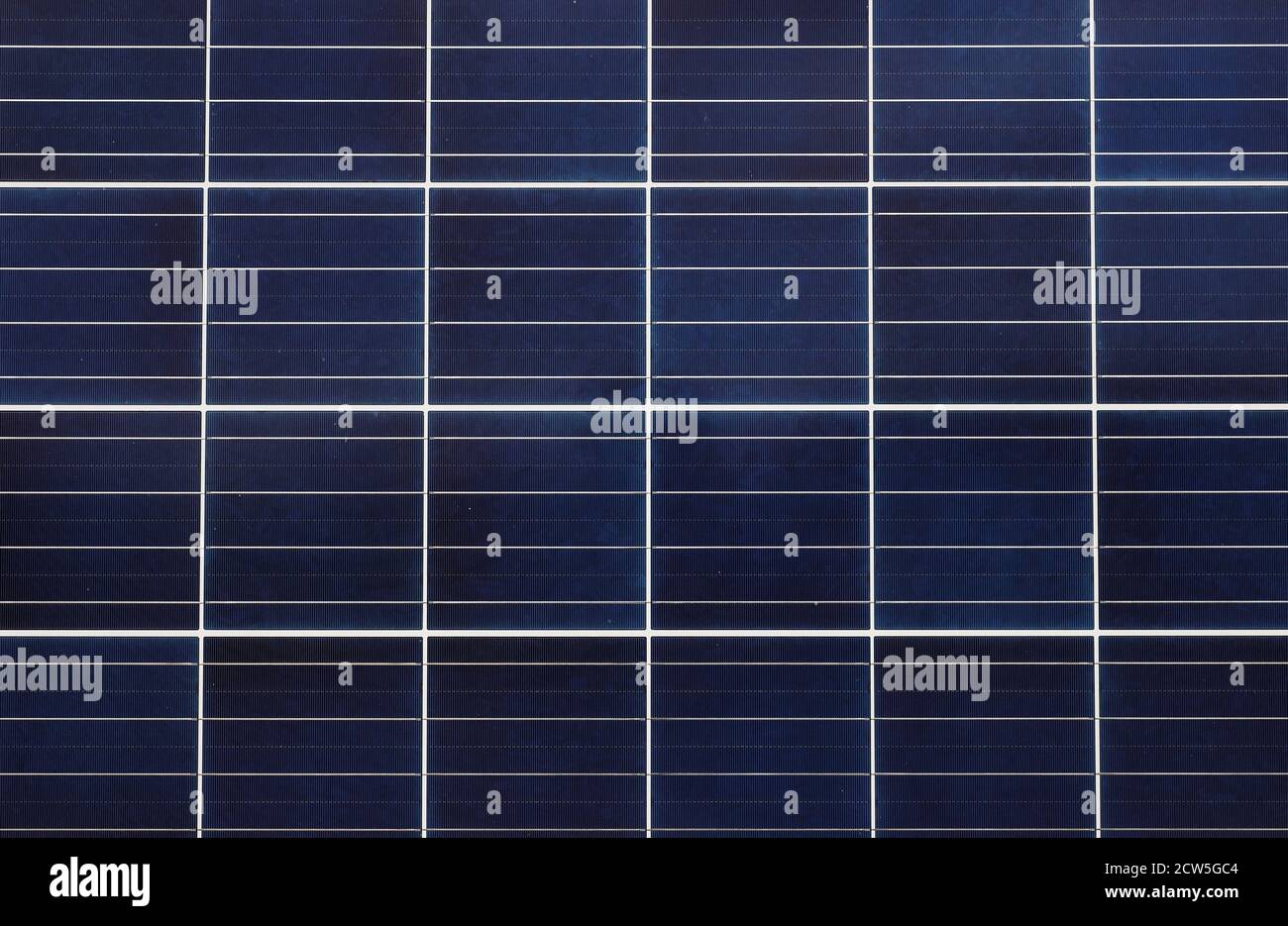 Nahaufnahme einer Solarpanel-Baugruppe in Vollformatansicht für Versorgung von elektrischen Anlagen mit Solarstrom Stockfoto