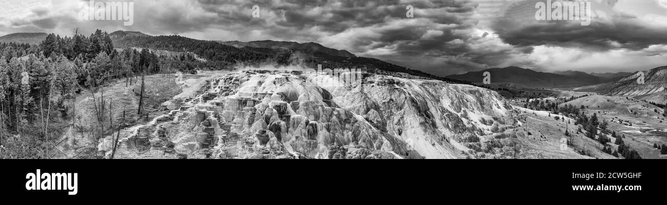 Drone Luftaufnahme der Canary Spring und Terrassen in der Mammoth Hot Spring Area des Yellowstone National Park, Wyoming Stockfoto